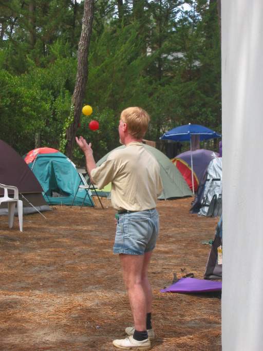 Theo lernt flott das Jonglieren