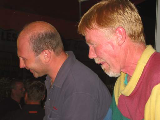 Carmelo und Theo beim Kickern