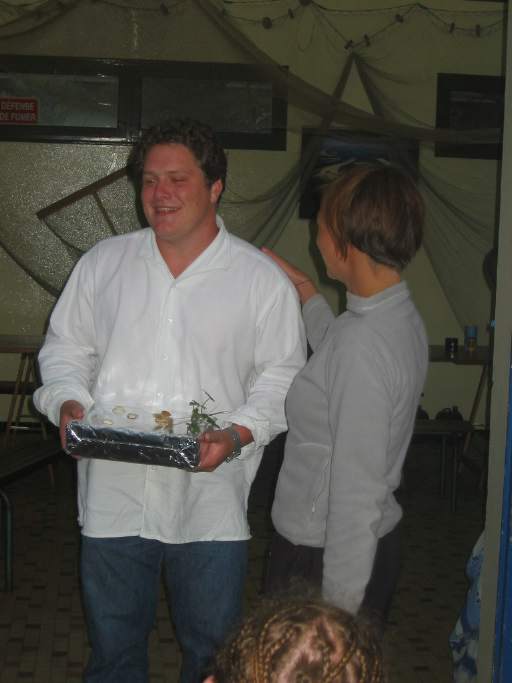 Petra �bergibt das Geschenk im Namen aller