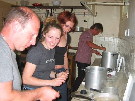 Beim Kochen: Carmelo, Andrea und Heike