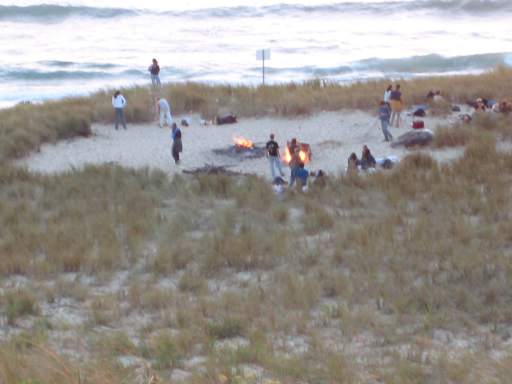 Das Feuer zum W�rmen udn das Grillfeuer werden entz�ndet.