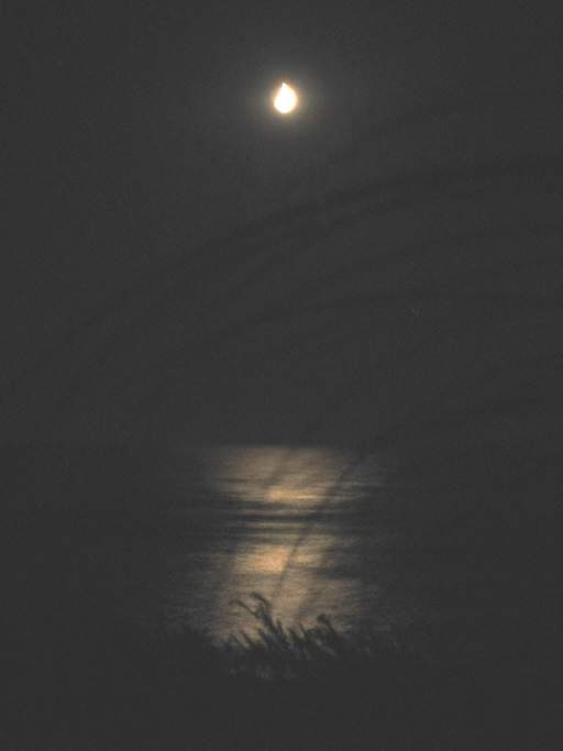 Mondlicht und Reflex im Ozean (13s Belichtung- Freihand)