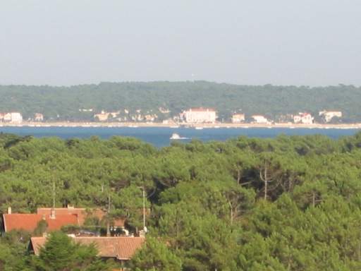 Von der D�ne sieht man den Eingang des Basins von beiden Ufern gr�n umrahmt