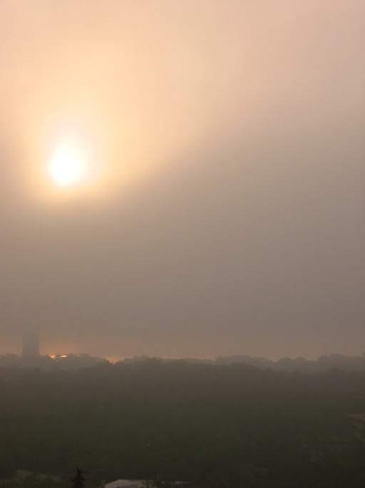 Sonne durchbricht Nebel