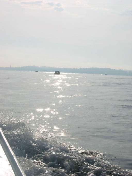 Arcachon naht im morgendlichen Slberlicht